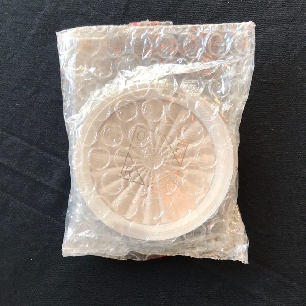 Never opened NIKKIETUTORIALS Highlighter